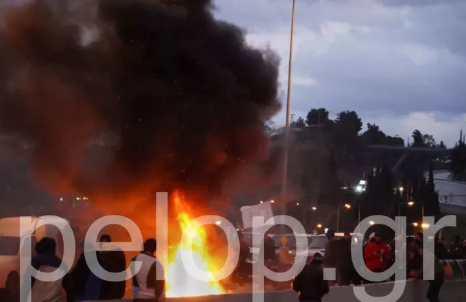 Αιγιάλεια: Κλιμακώθηκαν οι κινητοποιήσεις των αγροτών- Άναψαν φωτιές την Εθνική οδό