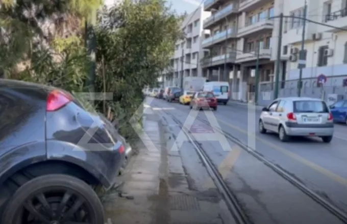 Τροχαίο στην Αρδηττού: Αυτοκίνητο έπεσε στις γραμμές του Τραμ- Δείτε βίντεο