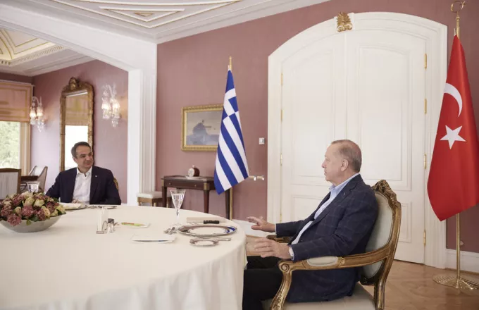 Τηλεφωνικά -λόγω κορωνοϊού- ενημερώνει ο Μητσοτάκης τους αρχηγούς για την συνάντηση με Ερντογάν 