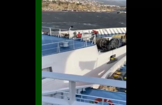 Στη Ραφήνα, λόγω μηχανικής βλάβης, παραμένει με 734 επιβάτες το «Fast  Ferries Andros» | ΣΚΑΪ