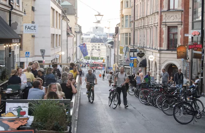 Κορωνοϊός - Σουηδία: Επανεισαγάγει μέτρα, καθώς αυξάνονται τα κρούσματα