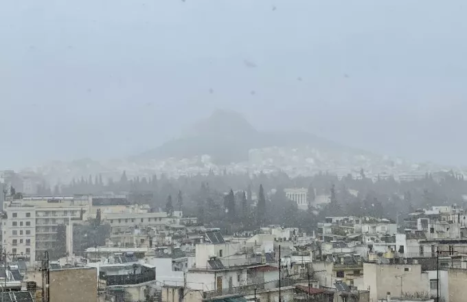 Χιονονιφάδες στο κέντρο της Αθήνας - Δείτε φωτογραφίες και βίντεο