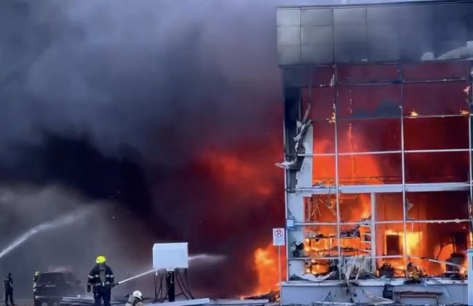 Ρωσικοί πύραυλοι χτύπησαν εμπορικό κέντρο στο Κρεμεντσούκ - Ζελένσκι: Ήταν μέσα τουλάχιστον 1.000 άτομα - Βίντεο - Φωτό