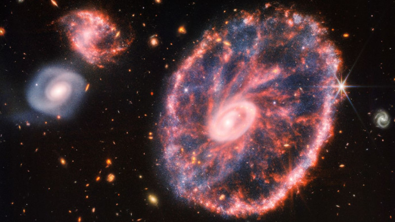  Ο γαλαξίας Cartwheel, ο οποίος βρίσκεται περίπου 500 εκατομμύρια έτη φωτός μακριά