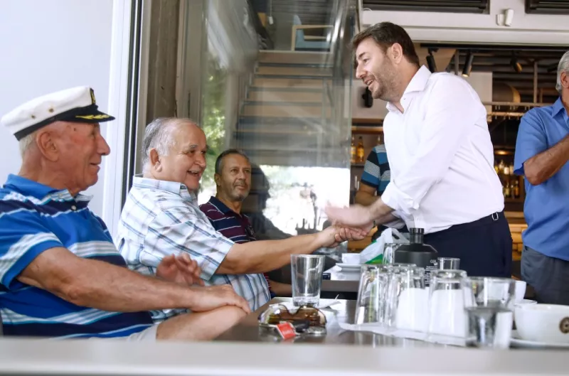 Ο Νίκος Ανδρουλάκης κατά την περιοδεία του στην Τούμπα.