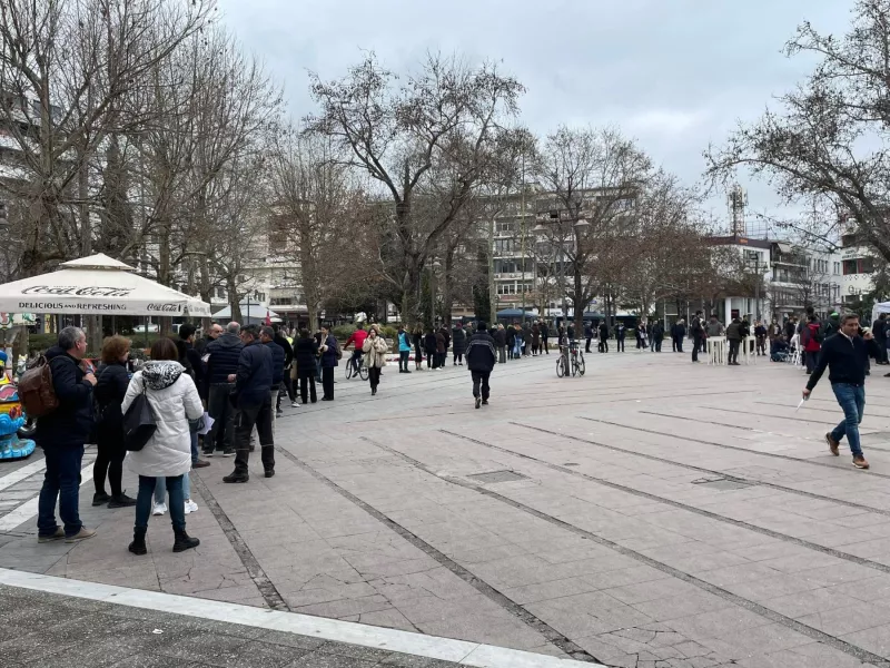 Λάρισα: Μεγάλη η συμμετοχή του κόσμου για προσφορά αίματος στους τραυματίες της τραγωδίας στα Τέμπη (Βίντεο)