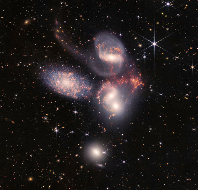 Οι πέντε γαλαξίες του Κουιντέτο φαίνεται να χορεύουν μεταξύ τους, δείχνοντας πώς αυτές οι αλληλεπιδράσεις μπορούν να οδηγήσουν τη γαλαξιακή εξέλιξη