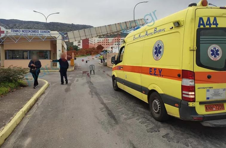 Γερανός γκρέμισε την πύλη του Νοσοκομείου Χανίων - Δείτε φωτογραφίες