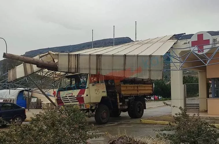 Γερανός γκρέμισε την πύλη του Νοσοκομείου Χανίων - Δείτε φωτογραφίες