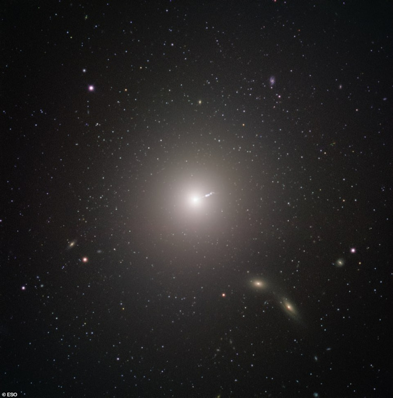 Ο Μεσιέ 87 (M87) είναι ένας τεράστιος ελλειπτικός γαλαξίας που βρίσκεται περίπου 55 εκατομμύρια έτη φωτός από τη Γη, ορατός στον αστερισμό της Παρθένου. Ανακαλύφθηκε από τον Charles Messier το 1781, αλλά δεν αναγνωρίστηκε ως γαλαξίας μέχρι τον 20ο αιώνα