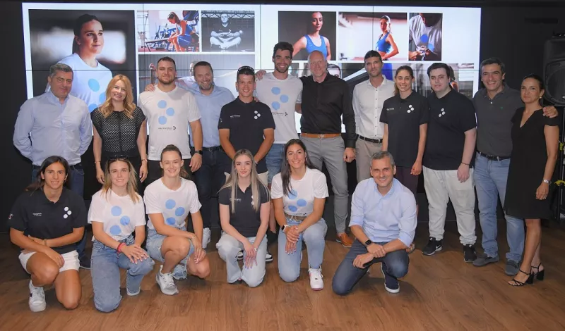 Οι ΟΠΑΠ Champions με τον Αναπληρωτή Διευθύνοντα Σύμβουλο του ΟΠΑΠ, Οδυσσέα Χριστοφόρου, την Chief Legal, Regulatory & Compliance Officer του ΟΠΑΠ, Νάνση Βέρρα, τον Chief Marketing Officer του ΟΠΑΠ, Γιάννη Ρόκκα, τον Διευθύνοντα Σύμβουλο του ΟΠΑΠ, Jan Karas, τον Head of Sponsorships του ΟΠΑΠ, Γιώργο Ζούμα, τον Chief Operation Officer του ΟΠΑΠ, Ματθαίο Ματθαίου, την Chief People Officer, Αχίλλεια Κοντού και τον Chief Retail Officer του ΟΠΑΠ, Ηλία Κατσαρό