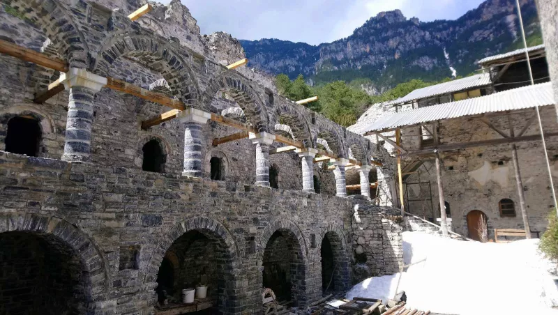 μονη