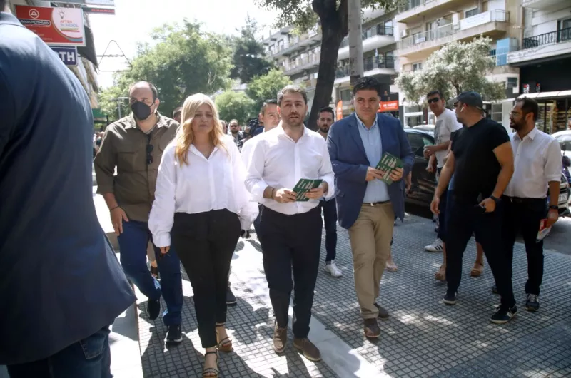 Ο Νίκος Ανδρουλάκης κατά την περιοδεία του στην Τούμπα.