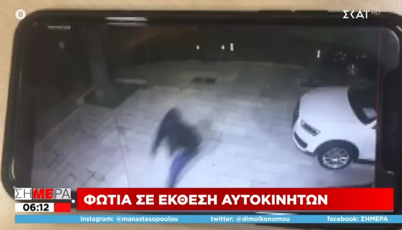 Καταστράφηκαν πολυτελή αυτοκίνητα.