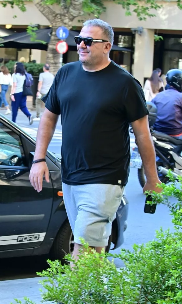 Ο Αντώνης Ρέμος πηγαίνοντας προς το πάρκινγκ