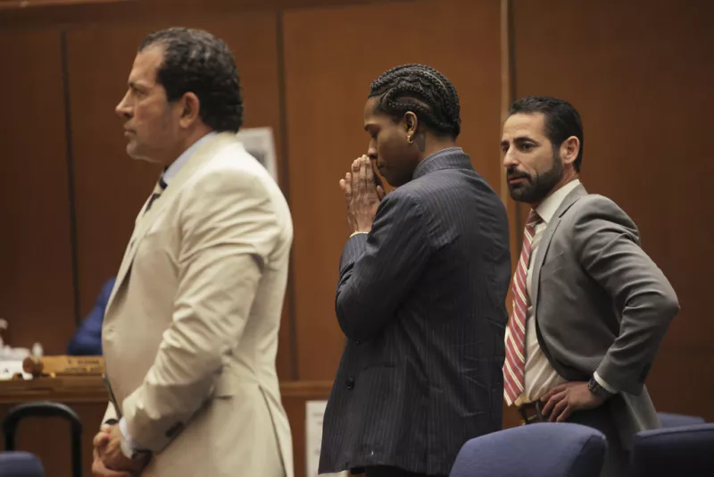 Ο A$AP Rocky περιμένει να διαβαστεί η ετυμηγορία του κατά τη διάρκεια της δίκης του την Τρίτη, 18 Φεβρουαρίου 2025, στο Λος Άντζελες