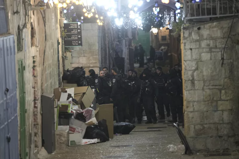 Αλ Άκσα: «Έγκλημα άνευ προηγουμένου» καταγγέλλει η Χαμάς - Πάνω από 350 συλλήψεις