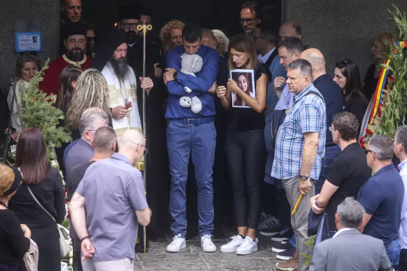 Σερβία: Οι πρώτες κηδείες θυμάτων από τις δύο μαζικές δολοφονίες