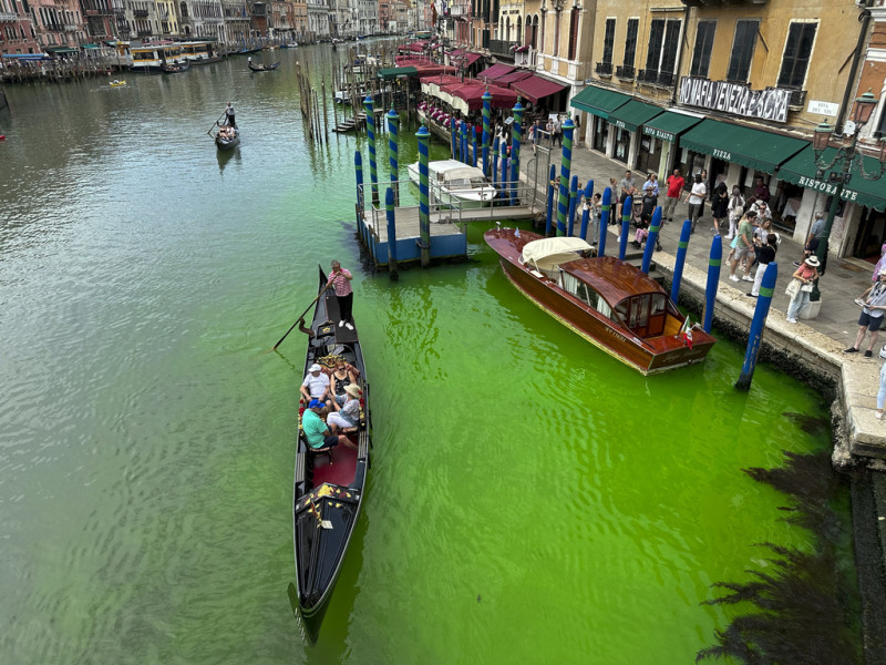 Βενετία: Το νερό στο Μεγάλο Κανάλι έγινε... πράσινο | ΣΚΑΪ