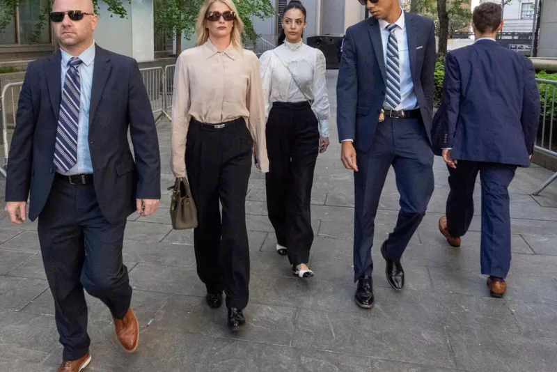 Η μάρτυρας Κέρι Μόργκαν φτάνει στο Ομοσπονδιακό Δικαστήριο για τη δίκη του Σον «Ντίντι» Κομπς τη Δευτέρα 19 Μαΐου 2025, στη Νέα Υόρκη