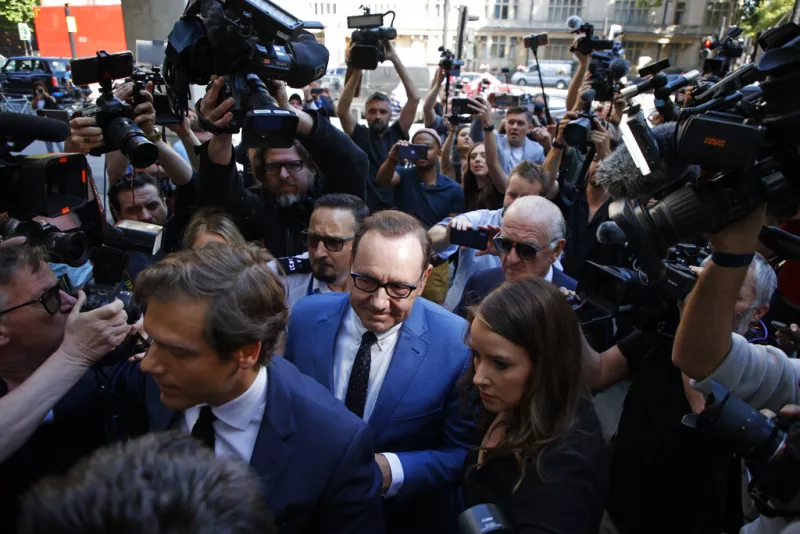 Ο ηθοποιός περικυκλώθηκε από δεκάδες φωτογράφους