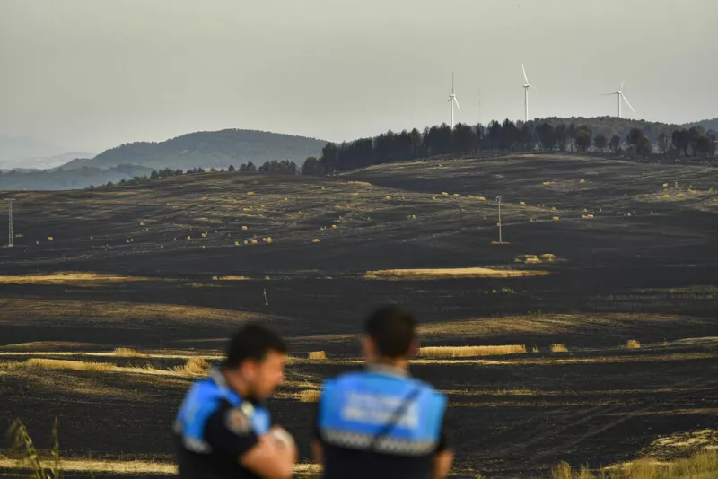 Στην Ισπανία, οι πυροσβέστες συνεχίζουν να μάχονται κατά των πυρκαγιών 