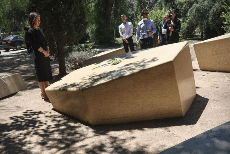Η Αναλίνα Μπέρμποκ στο Μνημείο του Ολοκαυτώματος