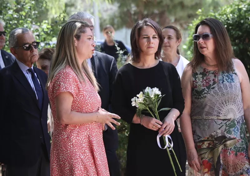 Η Αναλίνα Μπέρμποκ στο Μνημείο του Ολοκαυτώματος