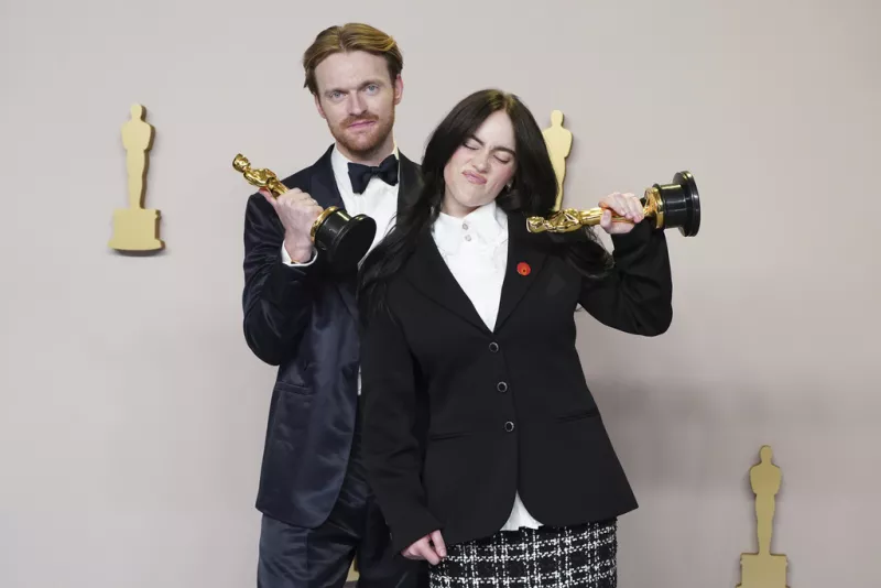 Η Billie Eilish με τον αδερφό της