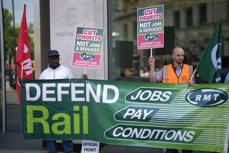 Ταλαιπωρία στη Βρετανία λόγω απεργίας των σιδηροδρομικών.