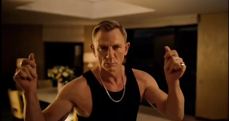 Ο Daniel Craig χορεύει και διαφημίζει βότκα 