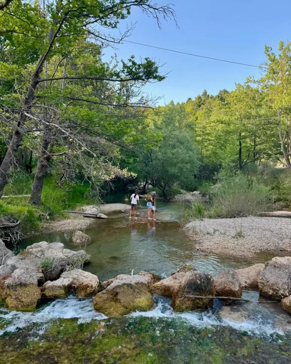 Με τις κόρες της στο ποτάμι η Καμπούρη
