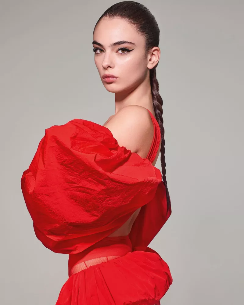 Η Deva Cassel