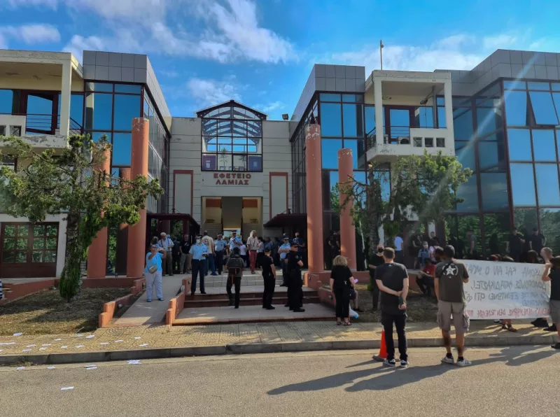 Το δικαστήριο αναγκάστηκε να διακόψει τις εργασίες του αρκετές φορές.