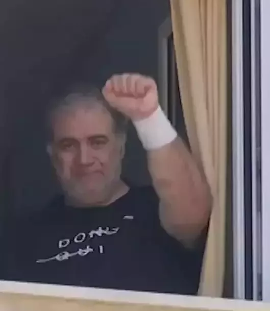 Ο Δημήτρης Σταρόβας στο δωμάτιο του νοσοκομείου