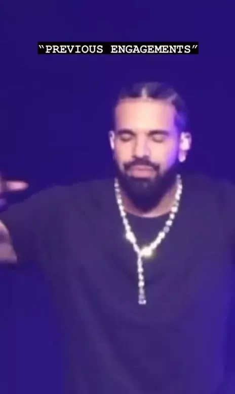 O Drake με το κολιέ