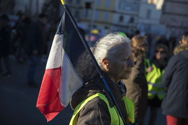 Οι Γάλλοι βγαίνουν στο δρόμους για μισθούς και συντάξεις 