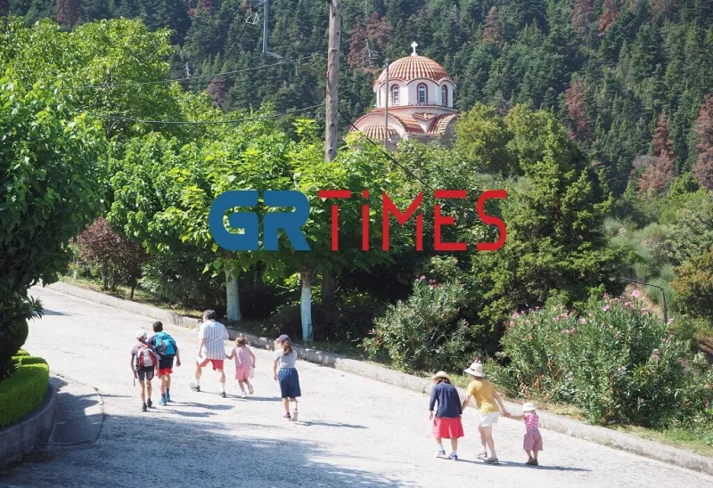 Οικογένεια Γάλλων με επτά παιδιά και ένα ανίψι ταξιδεύουν ανά την Ελλάδα