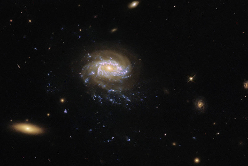 Το Hubble της NASA μας ξεναγεί σε ένα διαστημικό - «θαλάσσιο» γαλαξία