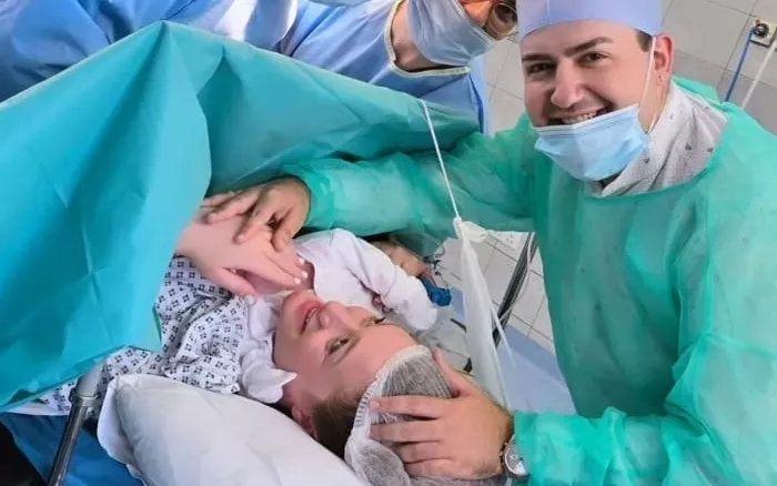 Λίγα λεπτά μετά τη γέννηση της κόρης τους Μαυρίκιος και Ιλάειρα