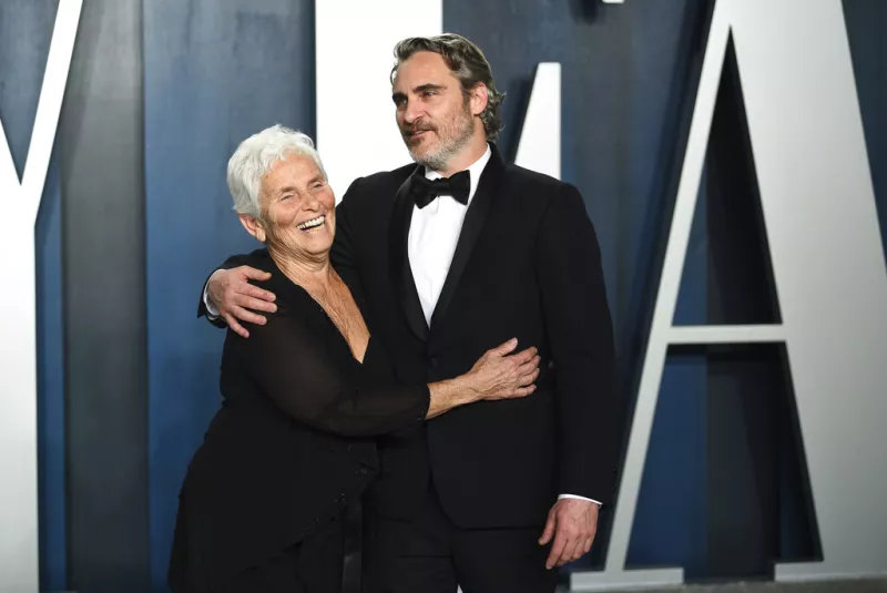 Ο Joaquin Phoenix με τη μητέρα του 