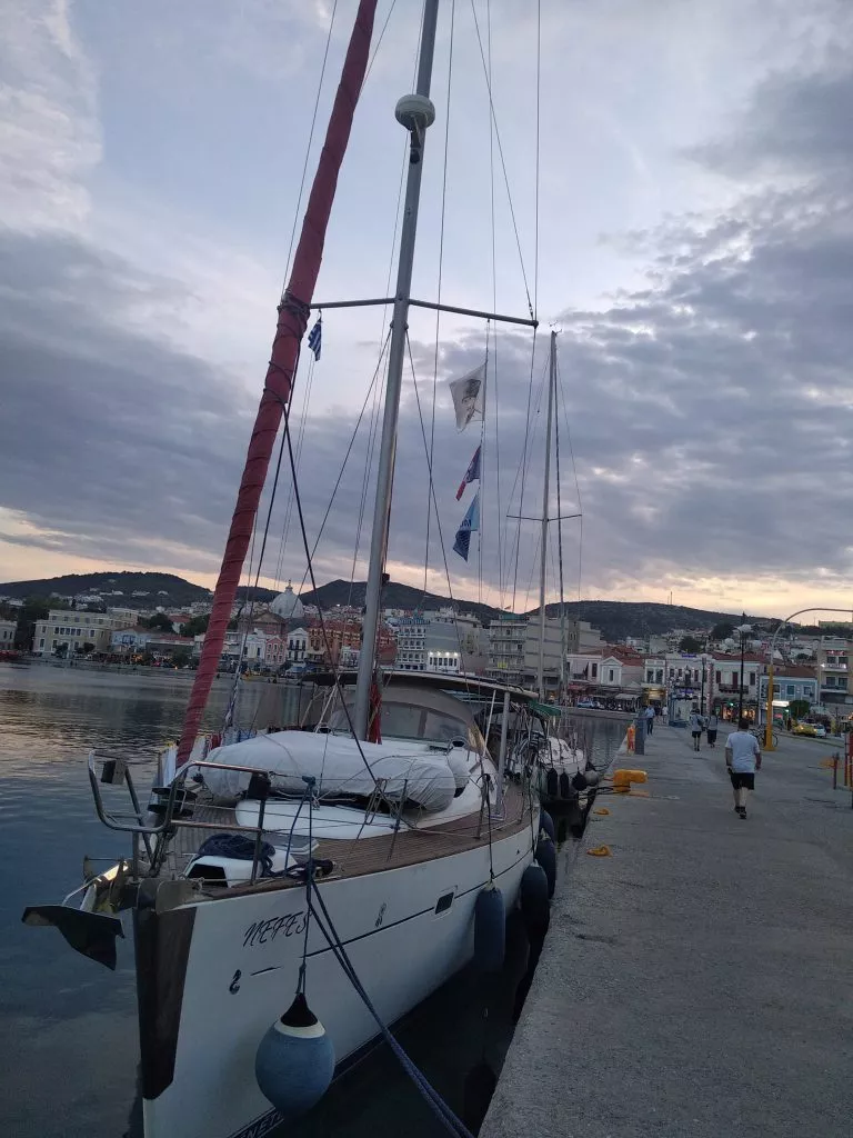 Τελικά η σημαία κατέβηκε και πλέον στο σκάφος υπάρχει μόνο μια ελληνική σημαία.
