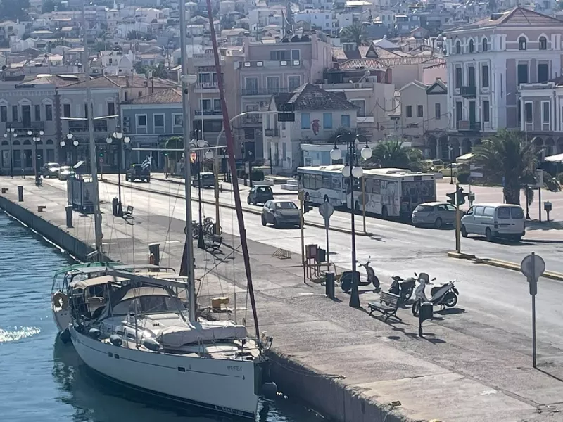 Τελικά η σημαία κατέβηκε και πλέον στο σκάφος υπάρχει μόνο μια ελληνική σημαία.