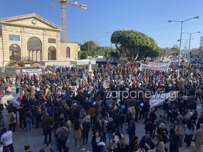 Χανιά: Μαθητές και φοιτητές στη διαμαρτυρία για την τραγωδία στα Τέμπη
