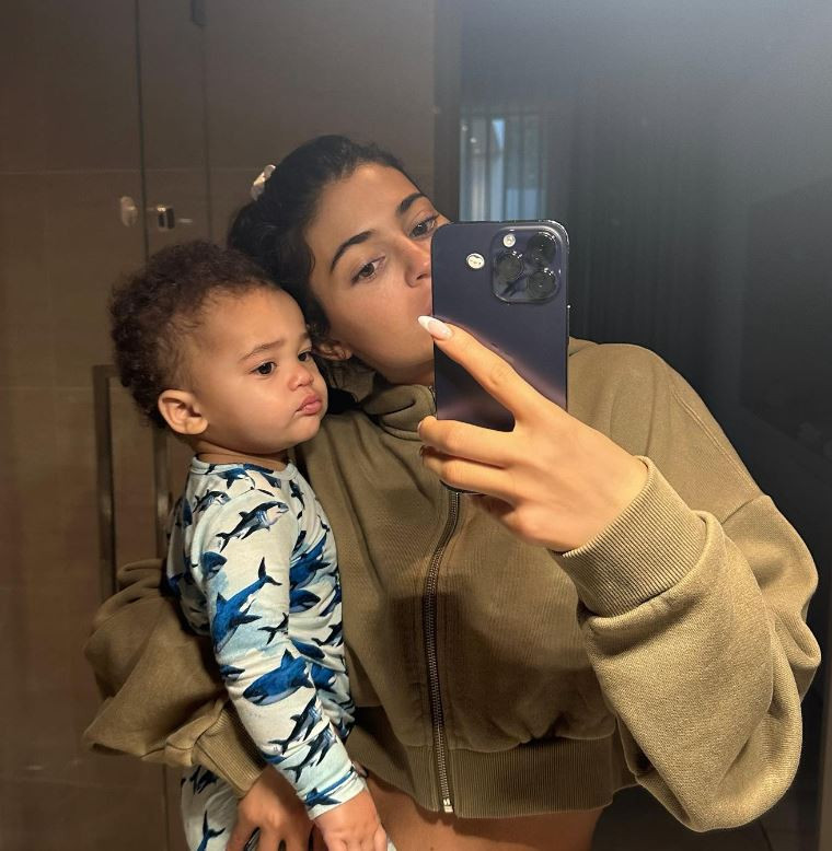 Η Kylie Jenner με τον γιο της 