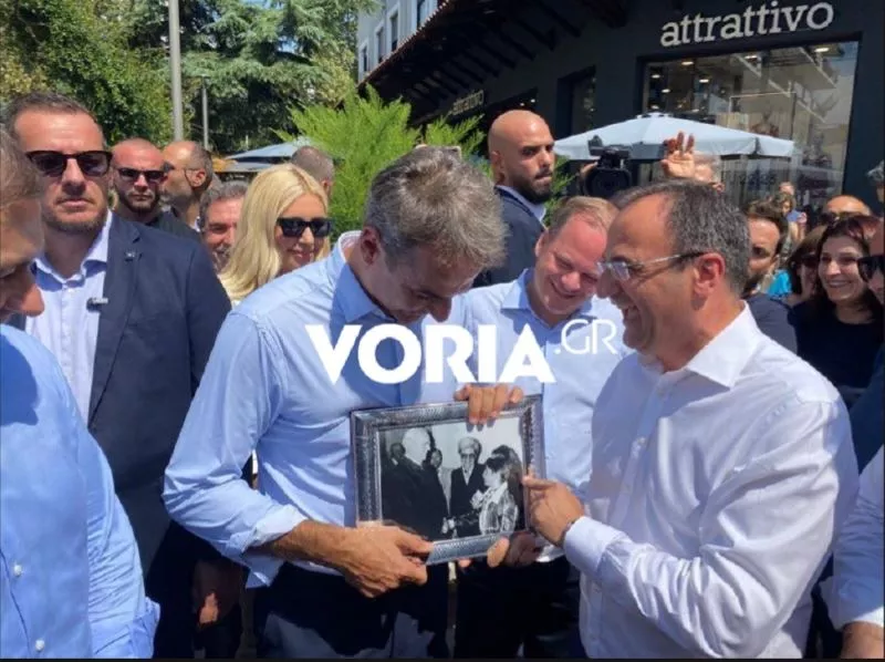 Ο δήμαρχος έδωσε στον πρωθυπουργό μία παλιά φωτογραφία  