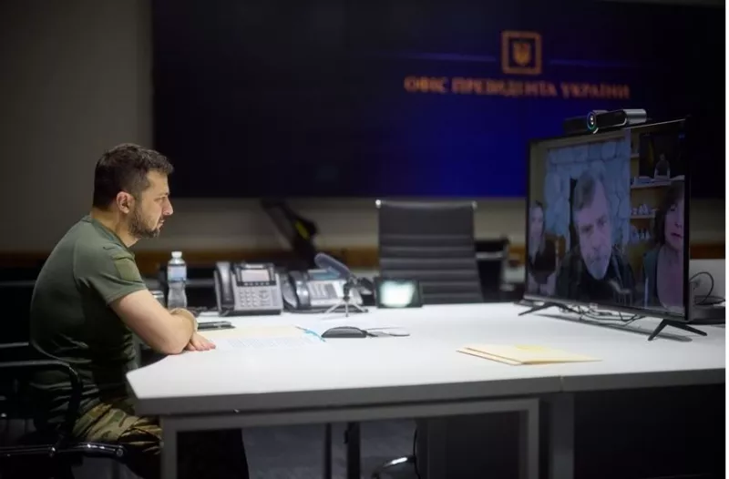 Ο Μαρκ Χάμιλ ενώνει τις δυνάμεις του με τον Ζελένσκι 