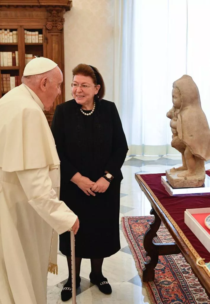 Η Μενδώνη με τον Πάπα Φραγκίσκο
