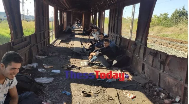Μετανάστες βρίσκουν καταφύγιο σε κουφάρια βαγονιών
