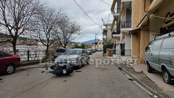 Σύμφωνα με τα πρώτα στοιχεία ο 29χρονος οδηγός της μηχανής τραυματίστηκε από την πτώση στο οδόστρωμα στο πόδι, ευτυχώς όχι σοβαρά.  Στο σημείο βρέθηκε πολύ γρήγορα ασθενοφόρο του ΕΚΑΒ που διακόμισε τον νεαρό δικυκλιστή στα Επείγοντα του Νοσοκομείου Λαμίας για περαιτέρω εξέταση.  Προανάκριση για το συμβάν διενεργεί το Τμήμα Τροχαίας Λαμίας.